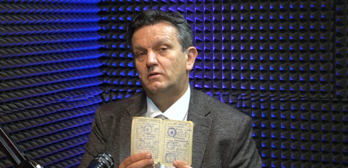 Branko Blanuša pokazuje vojnu knjižicu tokom televizijskog gostovanja