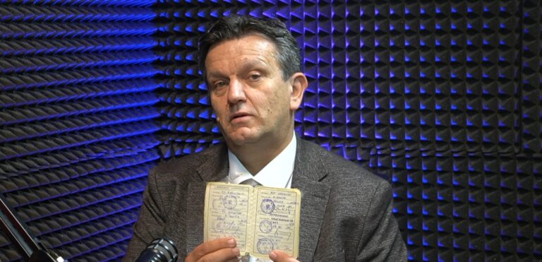 Branko Blanuša pokazuje vojnu knjižicu tokom televizijskog gostovanja