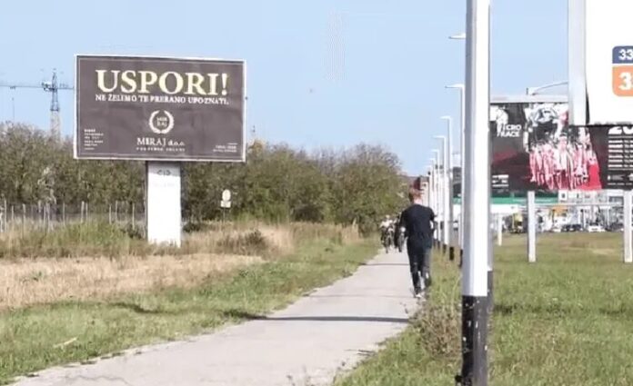 Crni bilbord pogrebnog preduzeća Miraj uz cestu Zagreb–Velika Gorica s porukom vozačima da uspore