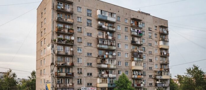 Starija stambena zgrada sa vidljivim oštećenjima na fasadi