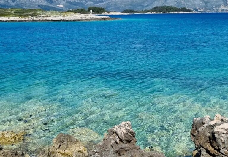 Mirna plaža na hrvatskom otoku u septembru
