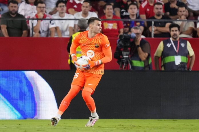 Dominik Livaković na golu Barcelone protiv Seville