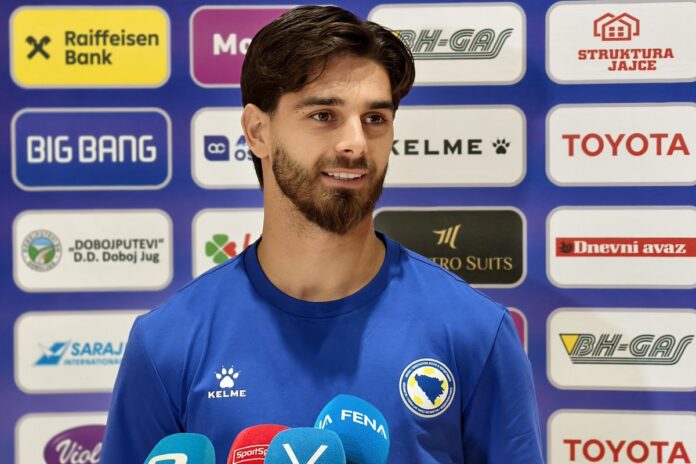 Ajdin Hasić u dresu Cracovije tokom fudbalske utakmice