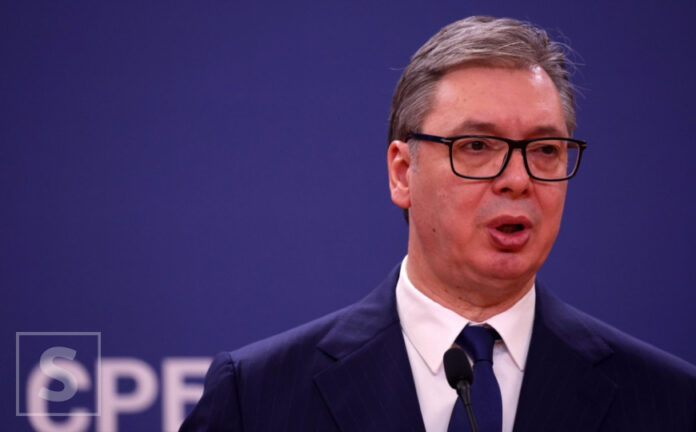 Aleksandar Vučić tokom obraćanja i zastave Ujedinjenih nacija