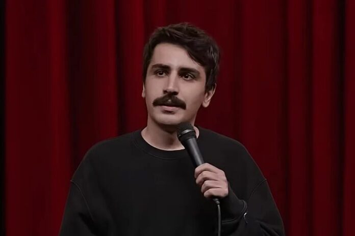 Turski komičar Deniz Göktaš tokom sudskog procesa zbog satire o Erdoganu