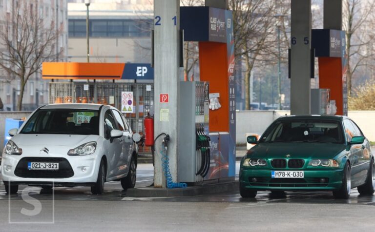 Točenje dizela na benzinskoj pumpi uz prikaz cijene goriva