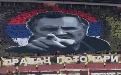 Navijači Crvene zvezde na stadionu Rajko Mitić ističu fotografiju Ratka Mladića Navijači Crvene zvezde na stadionu Rajko Mitić ističu fotografiju Ratka Mladića