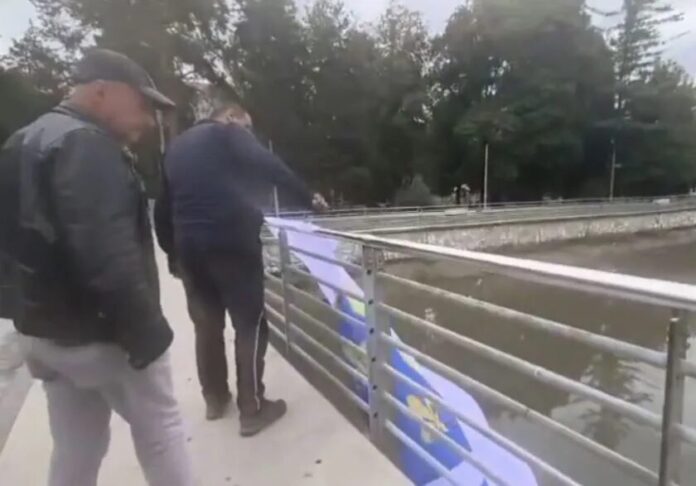 U Kiseljaku strgnuta zastava Republike BiH uoči utakmice - Facebook Muškarac skida zastavu Republike BiH sa ograde u Kiseljaku