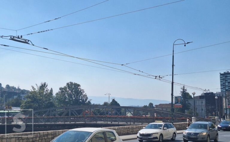 Dim iznad Sarajeva zbog požara na Bjelašnici