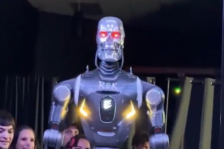 Frankie Lapenna u oktagonu protiv humanoidnog robota Rekbota