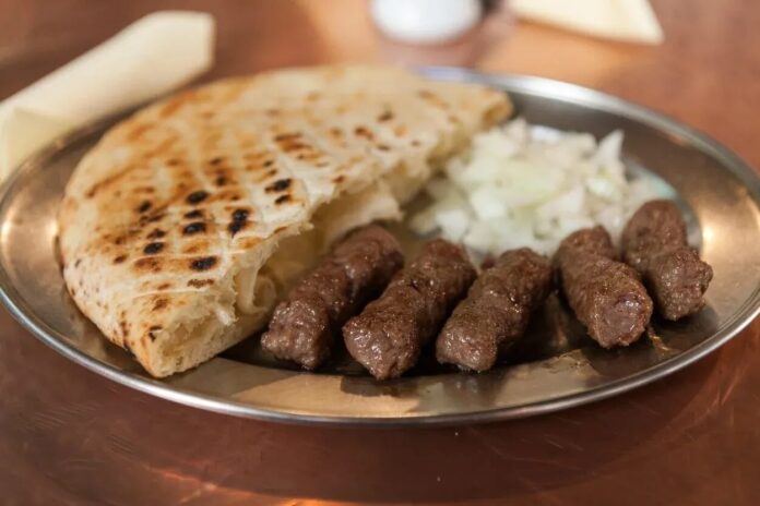 Bosanski ćevapi: razlike između sarajevskih, banjalučkih i travničkih - Facebook Sarajevski, banjalučki i travnički ćevapi servirani u lepinji s lukom