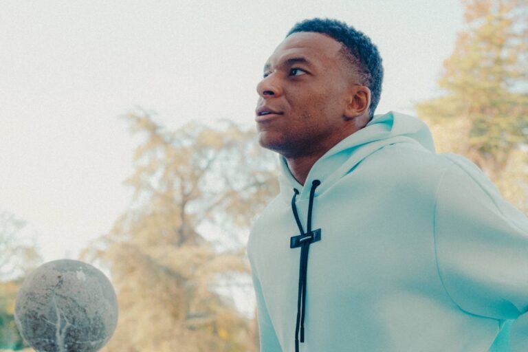 Kylian Mbappe u dresu Real Madrida tokom fudbalske utakmice