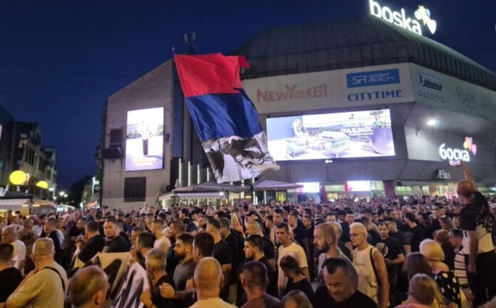 Okupljanje građana na Trgu Krajine u Banjoj Luci uz obilježja Ratka Mladića