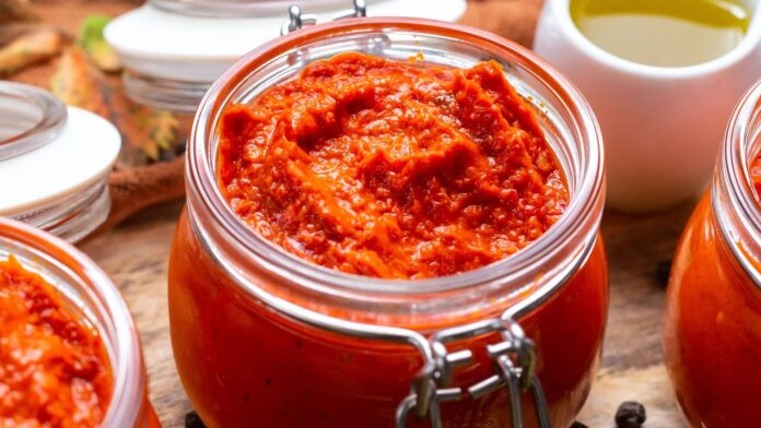 Domaći ajvar u staklenim teglama nakon pravilne pripreme