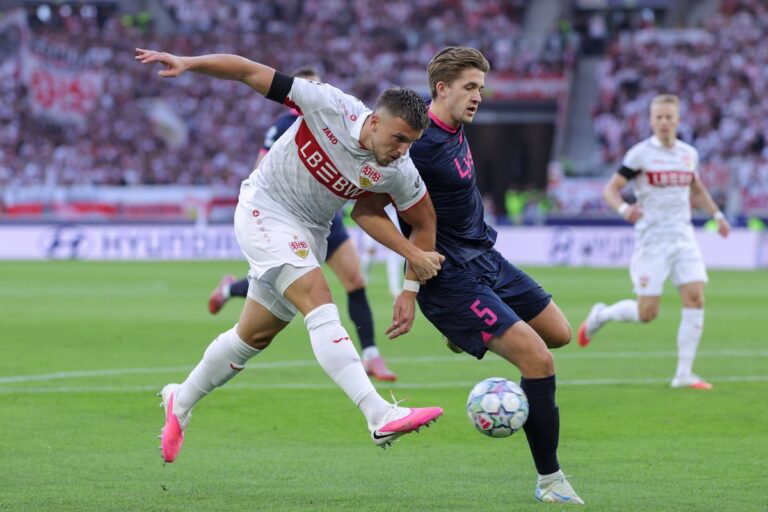Ermedin Demirović slavi pogodak za Stuttgart protiv Vikinga