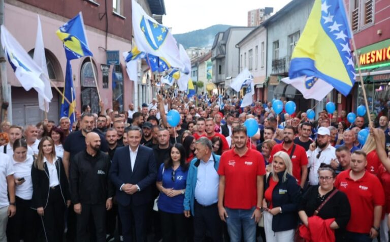 Denis Bećirović tokom razgovora s građanima u Zenici