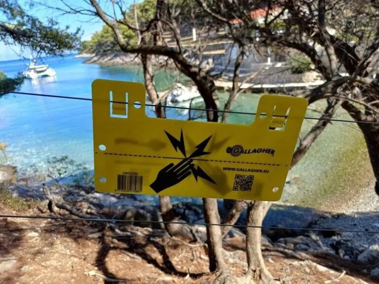 Ograda pod naponom postavljena uz obalu uvale Vela Čavojnica na Visu