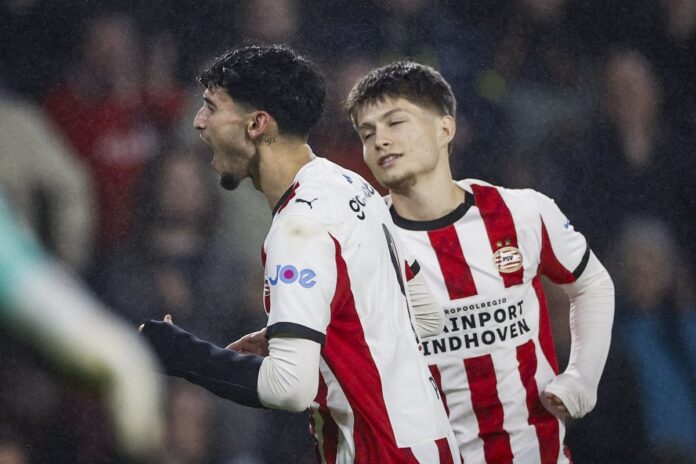 Esmir Bajraktarević u dresu PSV-a tokom utakmice protiv Twentea