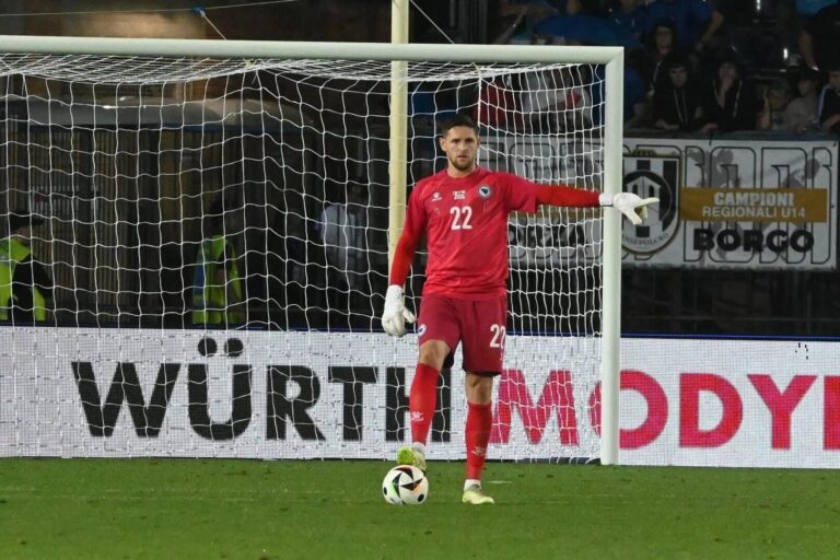 Kenan Pirić tokom fudbalske utakmice kao novi golman Rige