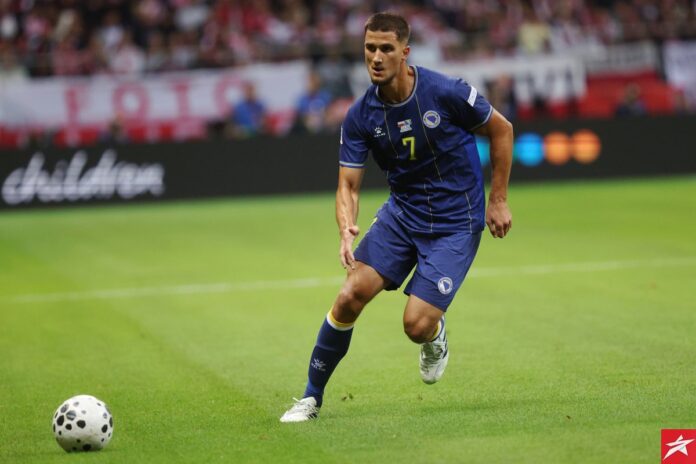 Anastasios Papapetrou pokazuje žuti karton na utakmici Poljske i Bosne i Hercegovine