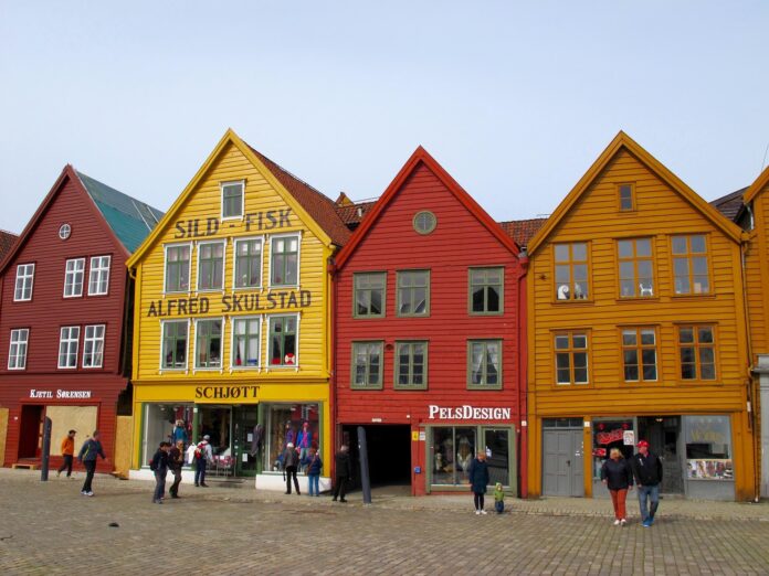Bergen između planina i fjorda u Norveškoj