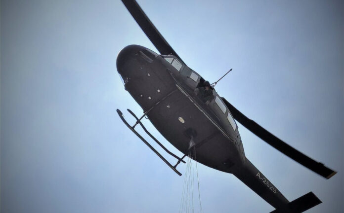 Helikopter Oružanih snaga BiH gasi požar iz zraka