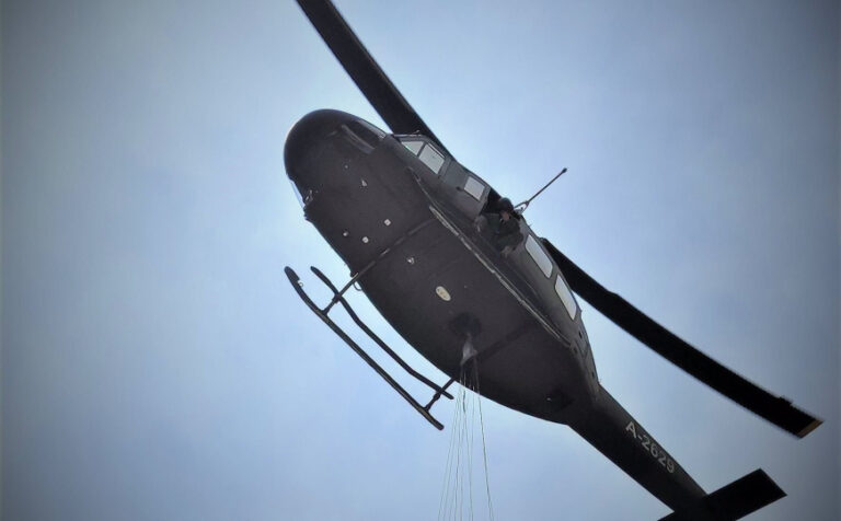 Helikopter Oružanih snaga BiH gasi požar iz zraka