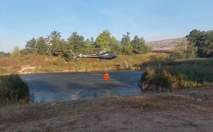Helikopter Civilne zaštite ZDK gasi požar u Dubovom Brdu kod Kaknja