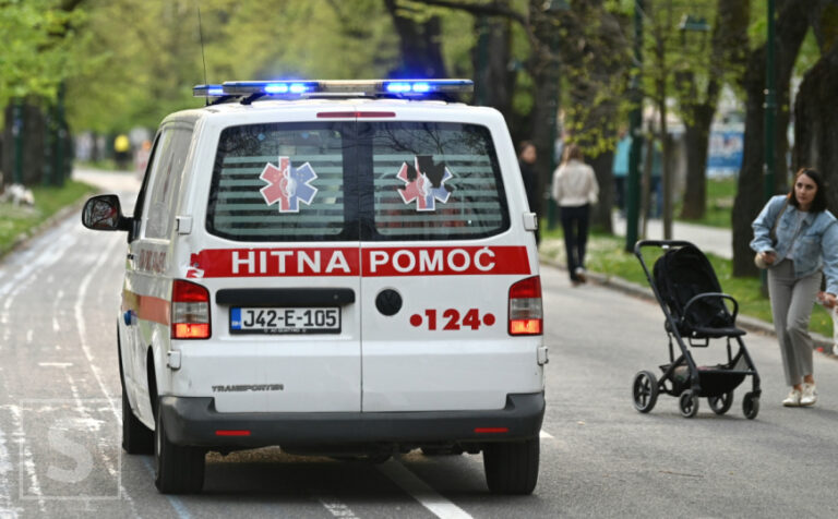 Policijski uviđaj nakon sudara električnog romobila i automobila na Ilidži