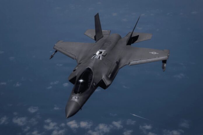 Američki borbeni avion F-35A iznad voda Bliskog istoka tokom patroliranja