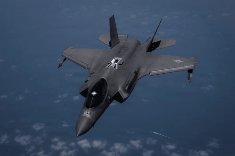 Američki borbeni avion F-35A iznad voda Bliskog istoka tokom patroliranja