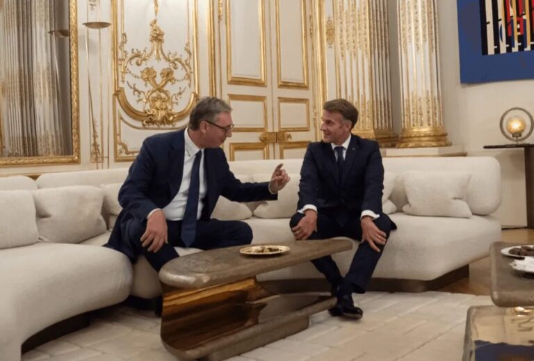 Aleksandar Vučić i Emmanuel Macron tokom sastanka u Parizu