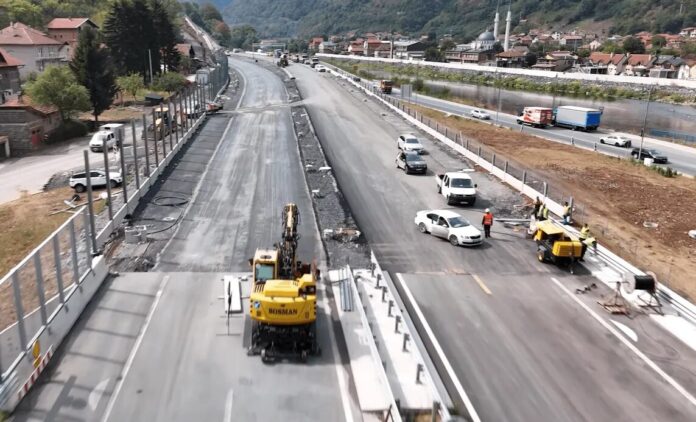 Radovi na asfaltiranju autoputa Rača–Bijeljina kod petlje Brodac