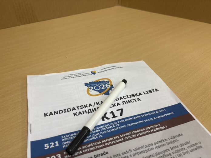 Prazne stolice u televizijskom studiju tokom predizborne debate