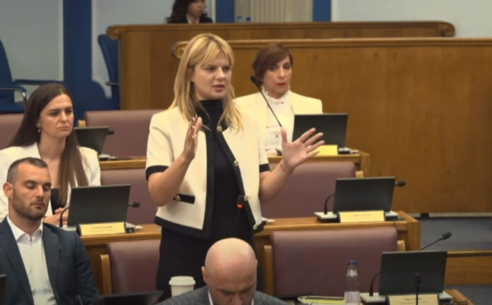 Jelena Nedović tokom govora o Srebrenici, Bratuncu i miru