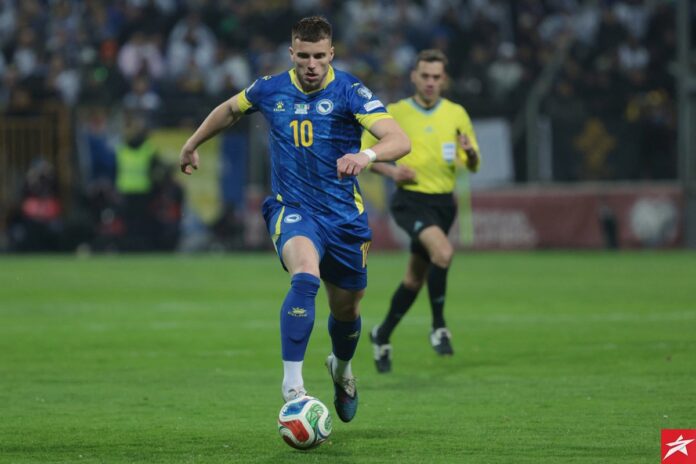 Ermedin Demirović slavi pogodak za Stuttgart protiv Kolna