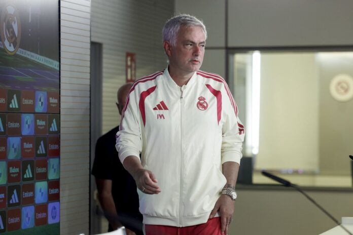 Jose Mourinho tokom konferencije nakon poraza Real Madrida od Atletico Madrida