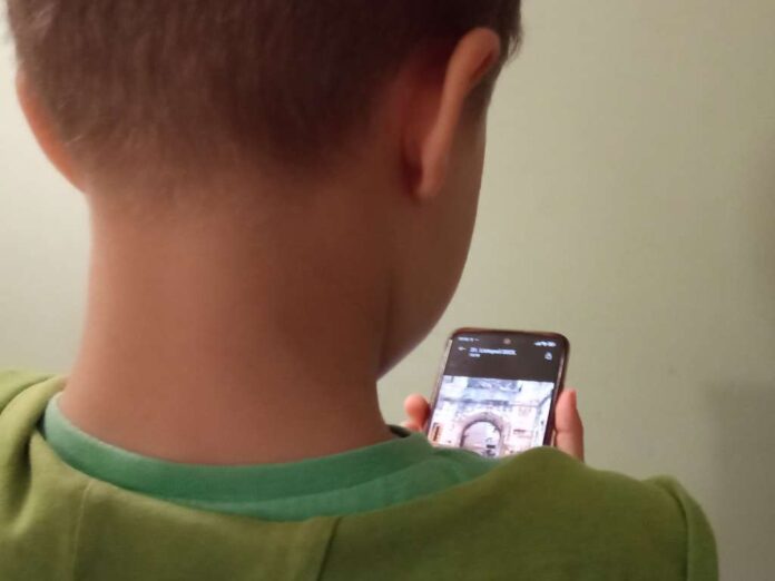 Dijete koristi tablet i gleda u ekran