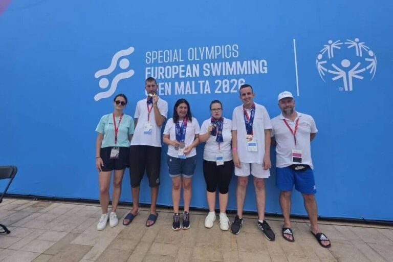 Plivači Specijalne olimpijade BiH s medaljama na Malti