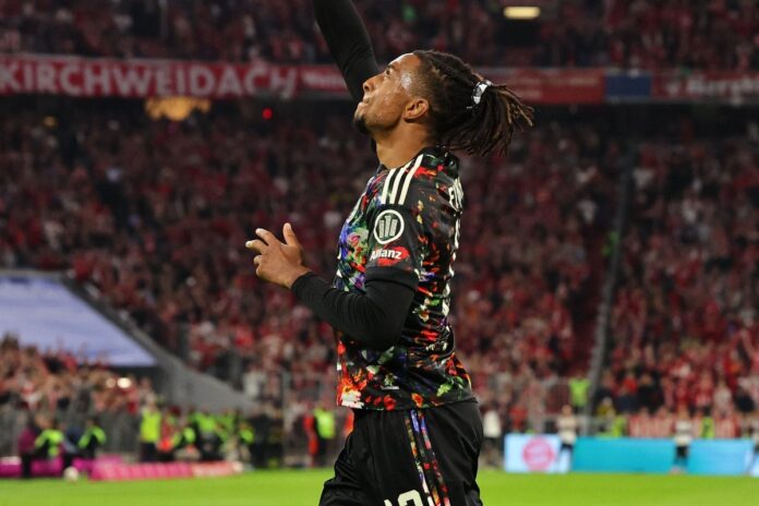 Michael Olise u dresu Bayerna tokom fudbalske utakmice