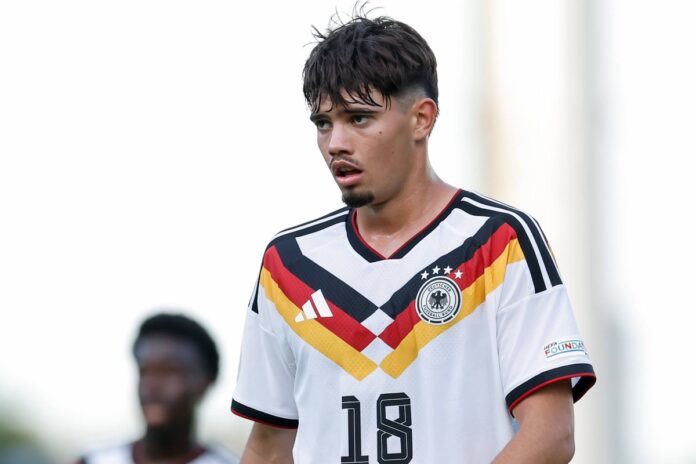 Mirza Ćatović u dresu Barcelone tokom fudbalskog treninga