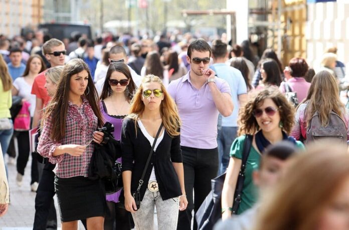 Mladi u Bosni i Hercegovini razgovaraju o odlasku nakon školovanja Mladi u Bosni i Hercegovini razgovaraju o odlasku nakon školovanja