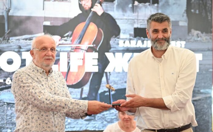 Emir Suljagić prima nagradu „Zdravko Grebo“ u Narodnom pozorištu Sarajevo