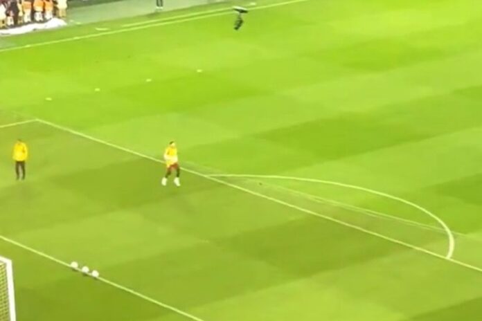 Ugurcan Čakir tokom zagrijavanja pred derbi Trabzonspora i Galatasaraya