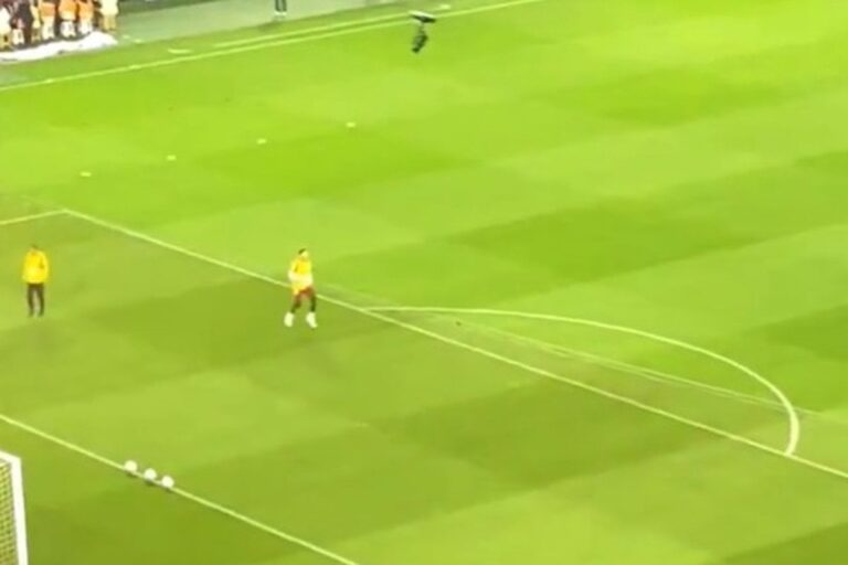 Ugurcan Čakir tokom zagrijavanja pred derbi Trabzonspora i Galatasaraya