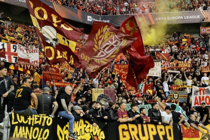 Navijači Rome na tribinama tokom utakmice protiv Atalante Navijači Rome na tribinama tokom utakmice protiv Atalante