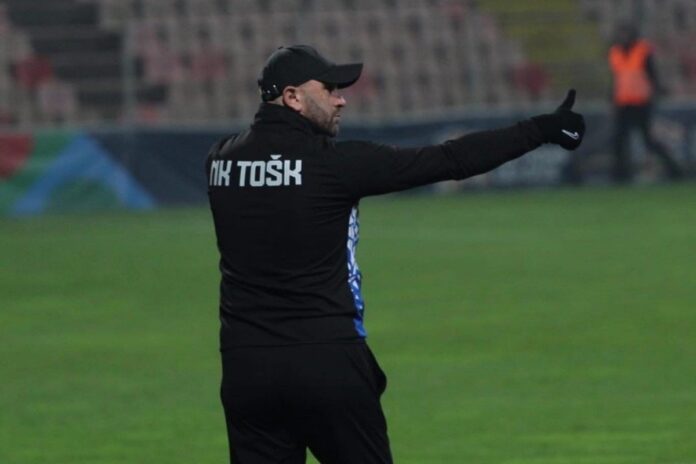 Fudbalski trener na klupi tokom utakmice WWin lige BiH