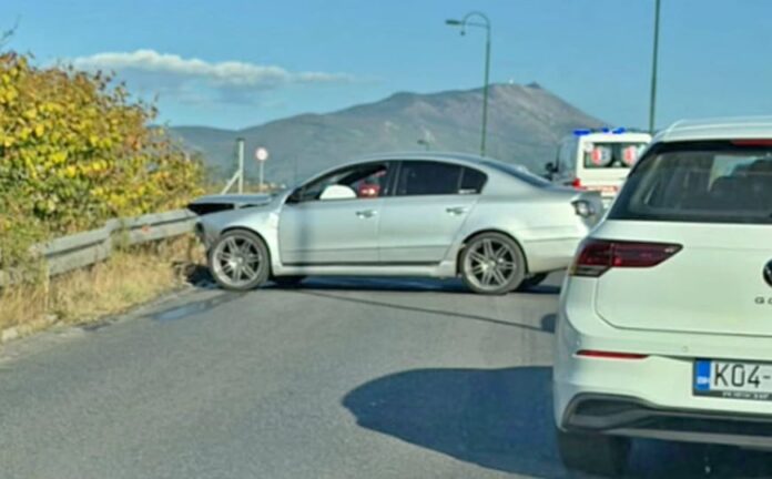Oštećeni automobili i rasuti dijelovi nakon sudara na Ilidži