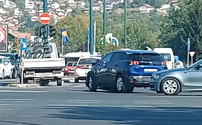 Oštećeni kamionet nakon udara u rasvjetni stub u Nedžarićima Oštećeni kamionet nakon udara u rasvjetni stub u Nedžarićima