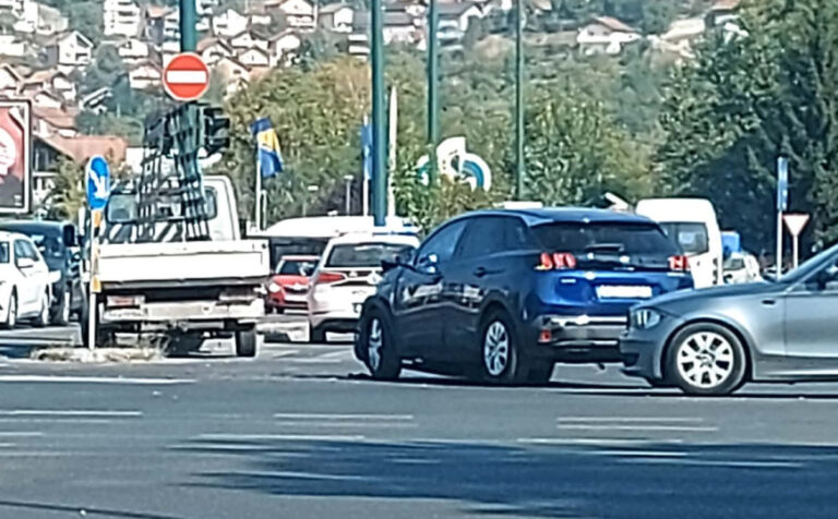 Oštećeni kamionet nakon udara u rasvjetni stub u Nedžarićima